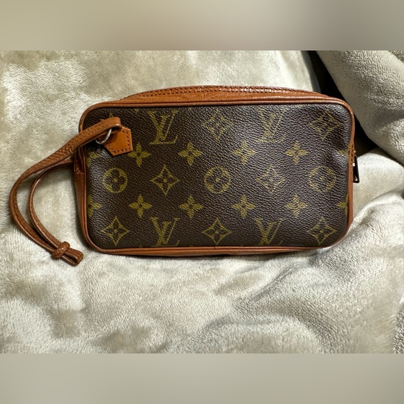 Louis Vuitton wristlet. - Picture 1 of 11